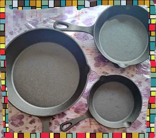 Cast iron frying pan