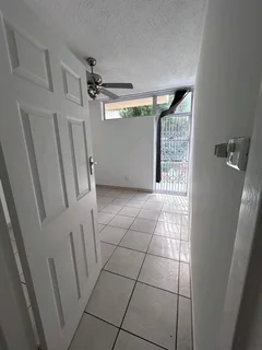 Modern 3 Bedrokm Pet Friendly Duplex, Newhaven road, Upper Glenwood