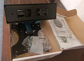 NEW Fully Adjustable/Swivel Wall Mount 32&#34; TV Bracket