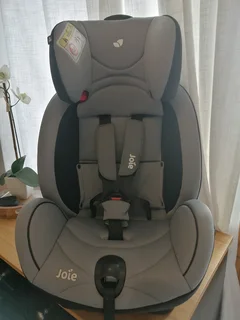 JOIE STAGES CAR SEAT WITH NEW BORN INSERT