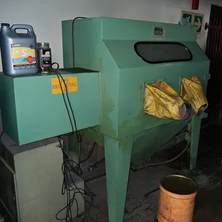 Professional Tone-Blast IC 1200 cabinet with Donaldson dust extractor.