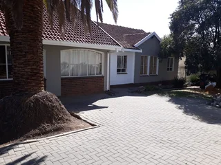 Rooms (Apartment Style) Available to Rent in Kew (Near Bramley)  Spacious, Secure &amp; Convenient!