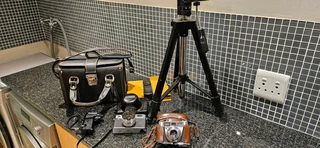 Big price DROP only 650,00 for all : 2camers ,tripod,super cool photografer leather bag,