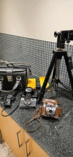 Big price DROP only 650,00 for all : 2camers ,tripod,super cool photografer leather bag,