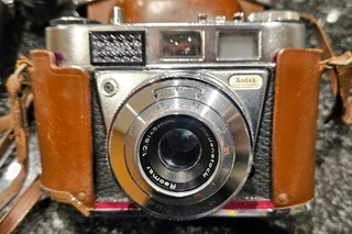 Big price DROP only 650,00 for all : 2camers ,tripod,super cool photografer leather bag,