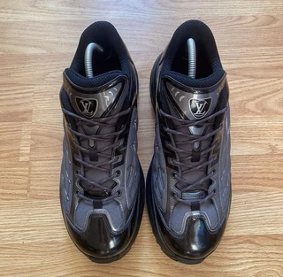 Louis Vuitton Discovery Laced up Sneaker