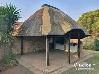 The Thatch Experts 0739930111