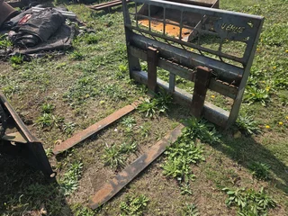 Ueme Pallet Forks - Skidsteer Attachment