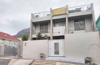 Woodstock (Upper), 1 bed flat in small block, alarm (4 I-Court)