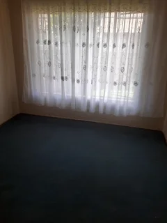 Room in a townhouse with private garden ready for a new tenant !