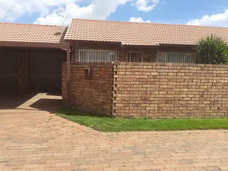 Room in a townhouse with private garden ready for a new tenant !