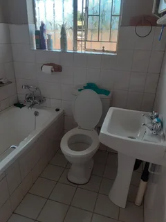 Room in a townhouse with private garden ready for a new tenant !