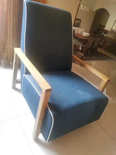 A beautiful lounger in blue fabric...