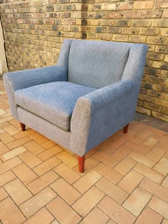 Extra large reading couch/lounger, in blue.