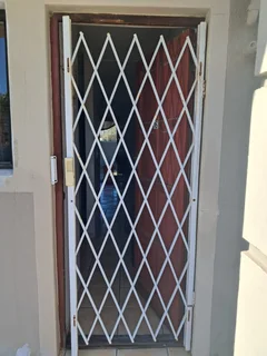 Xpanda Slamlock Security Gate - Retractable