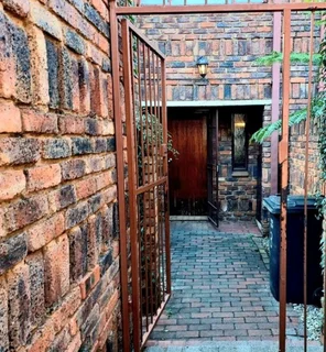 Rent a room in Windsor West  in a quiet complex 1.5km from Cresta Mall close to bus and taxi routes