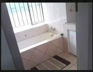 Rent a room in Windsor West  in a quiet complex 1.5km from Cresta Mall close to bus and taxi routes