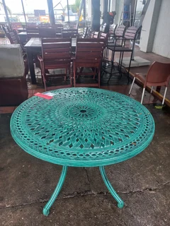 Classic 4 Seater Round Cast Aluminium Table Green On Black