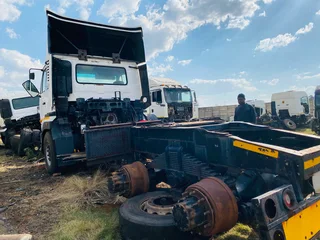 NISSAN UD440 STRIPPING