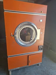 Industrial dry cleaning machine
