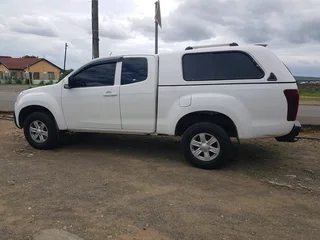 2015 isuzu 250Dteq.....R185.000