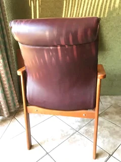 Beautiful 6 seater dining suite