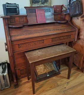 Antique pump organ