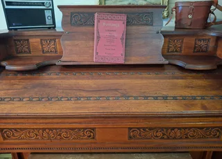 Antique pump organ