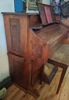 Antique pump organ