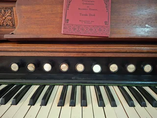 Antique pump organ