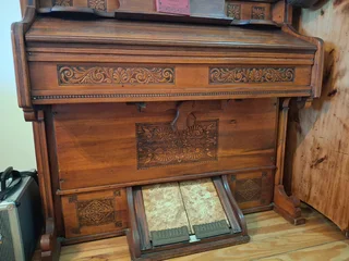 Antique pump organ