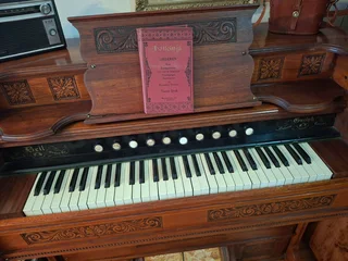 Antique pump organ