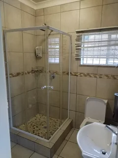 MASSIVE  ROOMS WITH TOILET AND SHOWER AVAILABLE TO RENT IN GRESSWOLD CLOSE TO SHOPS