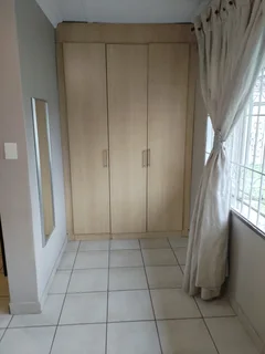 MASSIVE  ROOMS WITH TOILET AND SHOWER AVAILABLE TO RENT IN GRESSWOLD CLOSE TO SHOPS