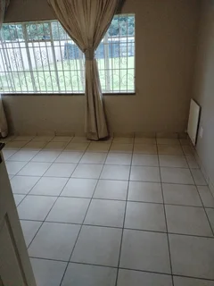 MASSIVE  ROOMS WITH TOILET AND SHOWER AVAILABLE TO RENT IN GRESSWOLD CLOSE TO SHOPS