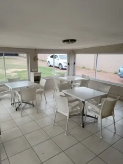 MASSIVE  ROOMS WITH TOILET AND SHOWER AVAILABLE TO RENT IN GRESSWOLD CLOSE TO SHOPS