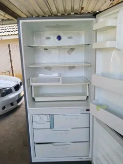 Samsung fridge in excellent condition R4500 negotiable 072 697 8476
