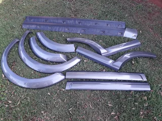 Land Rover Discovery 3/4 Side Skirts and Trimmings Each