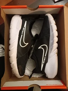 Original Boys Nike Flex Runner Sneakers Size 4 Like New