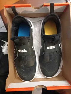Original Boys Nike Flex Runner Sneakers Size 4 Like New