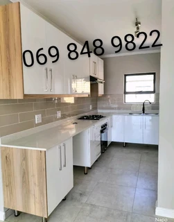 Mobile Master Carpenter: Custom Kitchen, Bedroom &amp; Lounge Sets Built On-Site