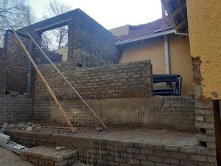 Bricklayer services for bricks in commercial and residential projects that requier bricklaying