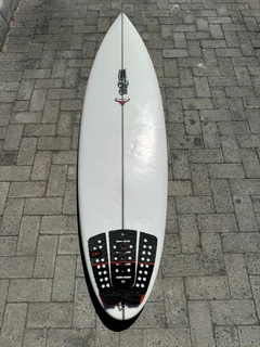 SURFBOARD - 6’6 JS Raging Bull