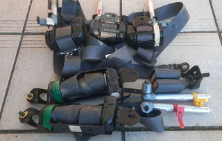 Motor vechile safty belt complete set in good condition... Two front and Three rear... make an offer