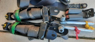 Motor vechile safty belt complete set in good condition... Two front and Three rear... make an offer