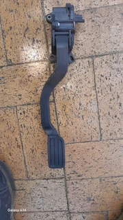 Accelerator throttle pedal