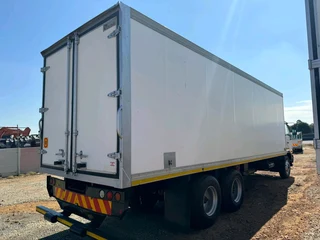 2017 Nissan UD90 Tag Axle Refrigerated Body with Meatrails