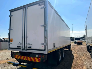 2017 Nissan UD90 Tag Axle Refrigerated Body with Meatrails