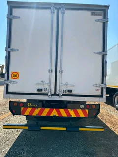 2017 Nissan UD90 Tag Axle Refrigerated Body with Meatrails