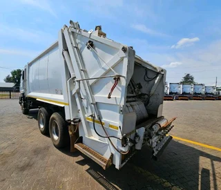 2019 UD QUESTER CWE330 COMPACTOR TRUCK